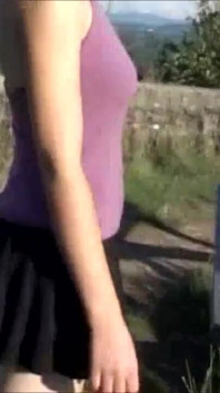 Nadržená brunetka s velkými prsy masturbuje venku