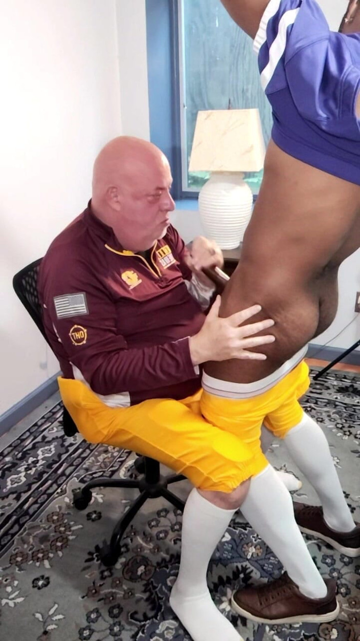 beardaddychub: Treinador inspeciona o pênis dos jogadores antes do grande jogo.