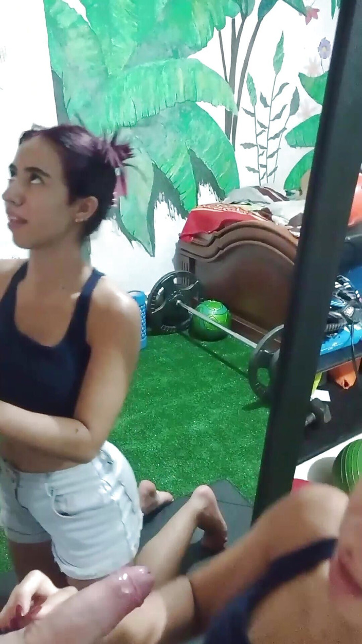 bitchsultry: Blyg college student 18 år gammal med en stor röv går inte...