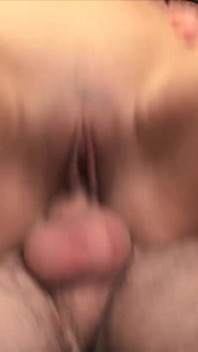 침대에서 애널 따먹히는 금발 십대