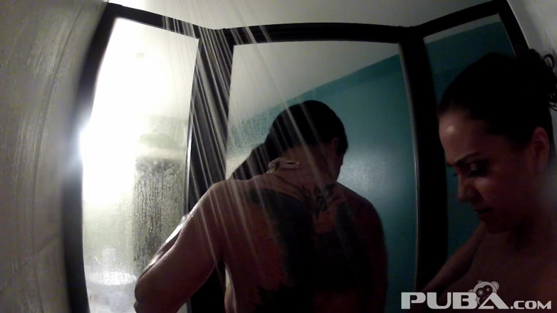 PUBA: Sexy lesbická sprcha