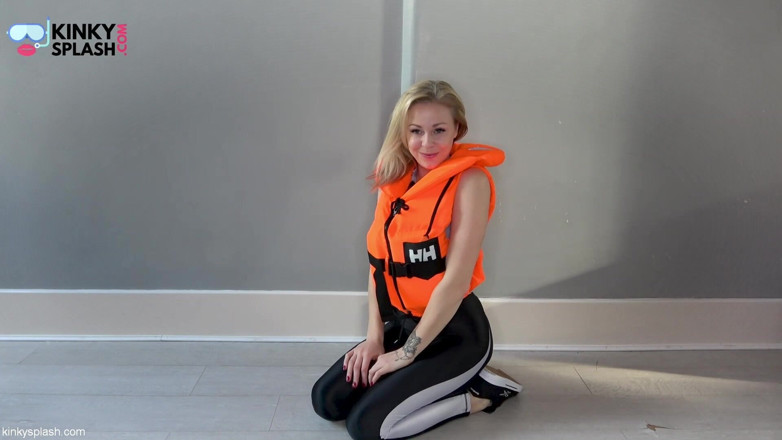UKCuteGirl Lucy Lauren: Asmr Pengakuan Fetish Lifejacket Dalam Bingkap Berkilat