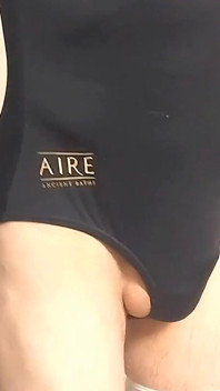 Cdmichelle, der grünen sexy badeanzug trägt, wünscht, es wäre sommer