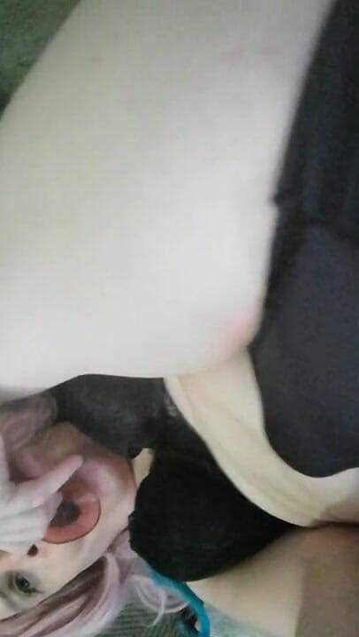 Sexy CDsissy: Une tapette sexy avec un plug anal joue avec un...