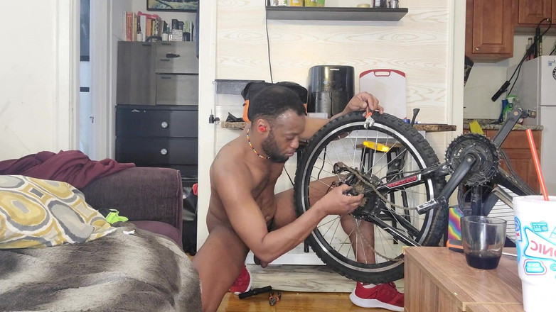 Kennie Jai: Kennie Jai doet een naakte fietsreparatie. Kijk naar die grote...