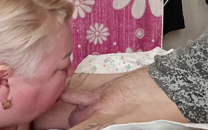 Zona901: Stepmom Gives Deep Blowjob and Jerks off My Dick