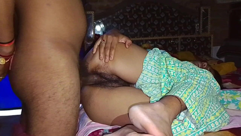 Priya_Sena_26: Nikdo doma nebyl, tak mě Bhabhi odvedla na pokoj a...