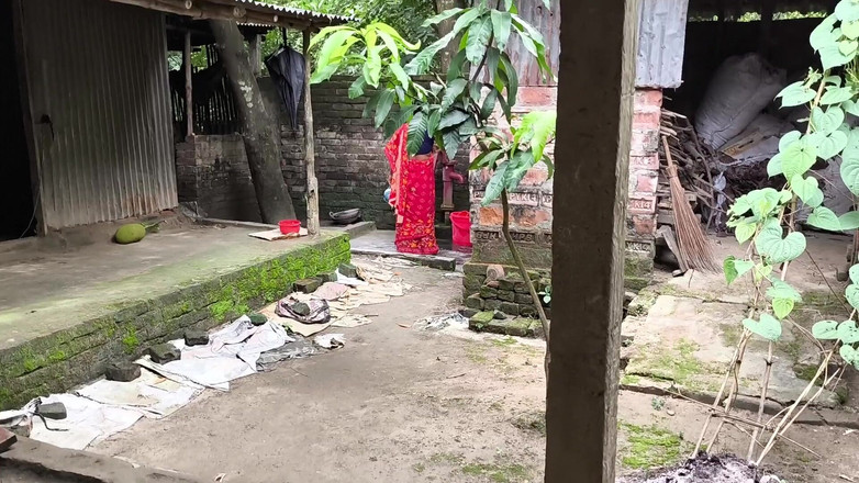 SAFI TV: Tôi thấy dì kế của tôi đi vào phòng tắm, tôi đi...