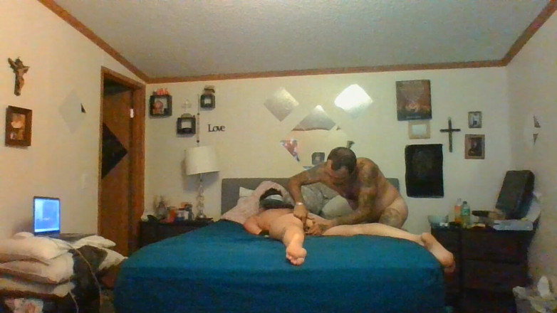 Satin Lady: Satindame bekommt ihr erstes gefühl von ihrem neuen lieblingsspielzeug