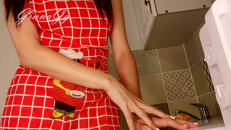 GinnaGg: Hete huisvrouw ritselt seksueel haar schort in de keuken