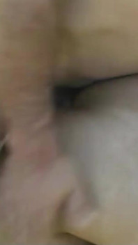 Blond shemale fucked ciężko w dupę na zewnątrz aż do wytrysku