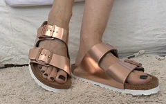 पुराने पनीर चप्पल और नए चप्पलों की तुलना