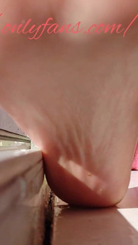 Annusa tra le mie gambe, annusa le mie mutandine e leccami i tacchi, Asciugami la sbavata e segati - Ginnagg
