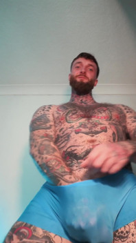 Adoration d’une dominatrice tatouée, éjaculation en POV