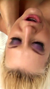 Myra è una troia che adora lo sperma caldo sul suo viso ed esperta nel succhiare 4 cazzi in piscina