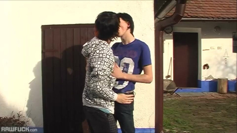 Raw Fuck: Chłopcy Emo ćwiczyć swoje ładunki