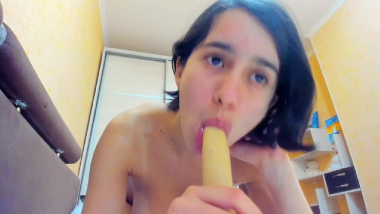 myla_angel: Nyepong dildo dalam banget, pamer lidah!