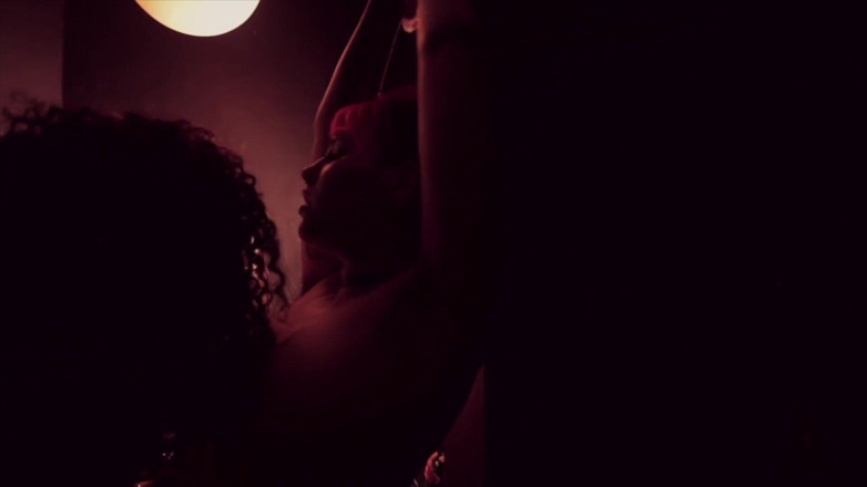 Quente club: Lezbiyen banyoda seks ve ateşli üçlü seks