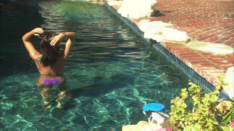 My MILF: Pareja romántica se besa apasionadamente junto a la piscina