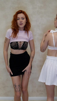 Twee geile meiden doen striptease voor je