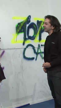 Grafite na parede e meias brancas no joelho - peituda loira cavalga ele no banco