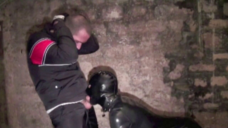 Sneaker Sex Kinky: 창녀의 발과 발에 굴욕