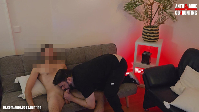 AntoGoesHunting: Hetero Vdaná Janitor Je Vykouřena Na Gauči a Hlasitě Sténá...