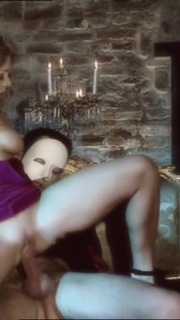 La pornostar Leah Lush viene scopata nel culo dal fantasma che la possiede con un grosso cazzo - Mora of castle 3