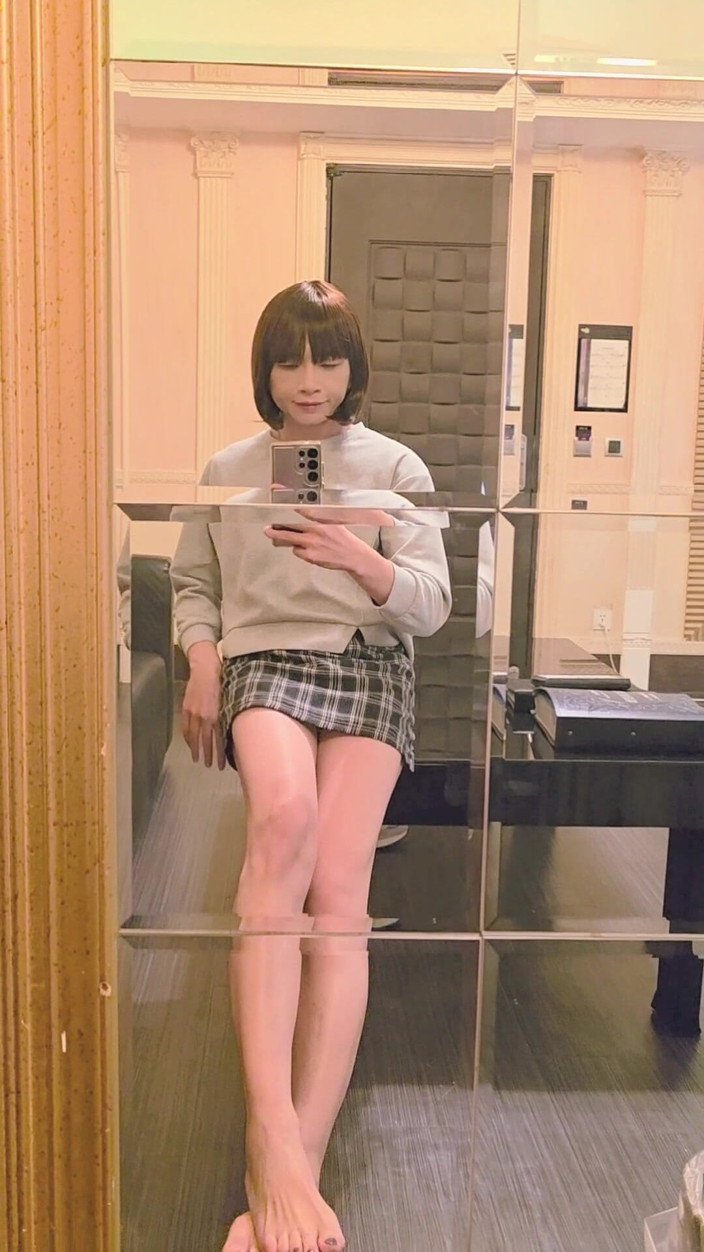 Taiwancdgirl: Transsexual Ting Xuan se masturba em frente a um espelho...