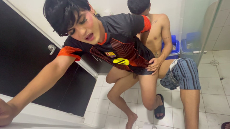 Tomas Styl: Femboy йде у ванну, поки його зведений брат там і трахається з ним