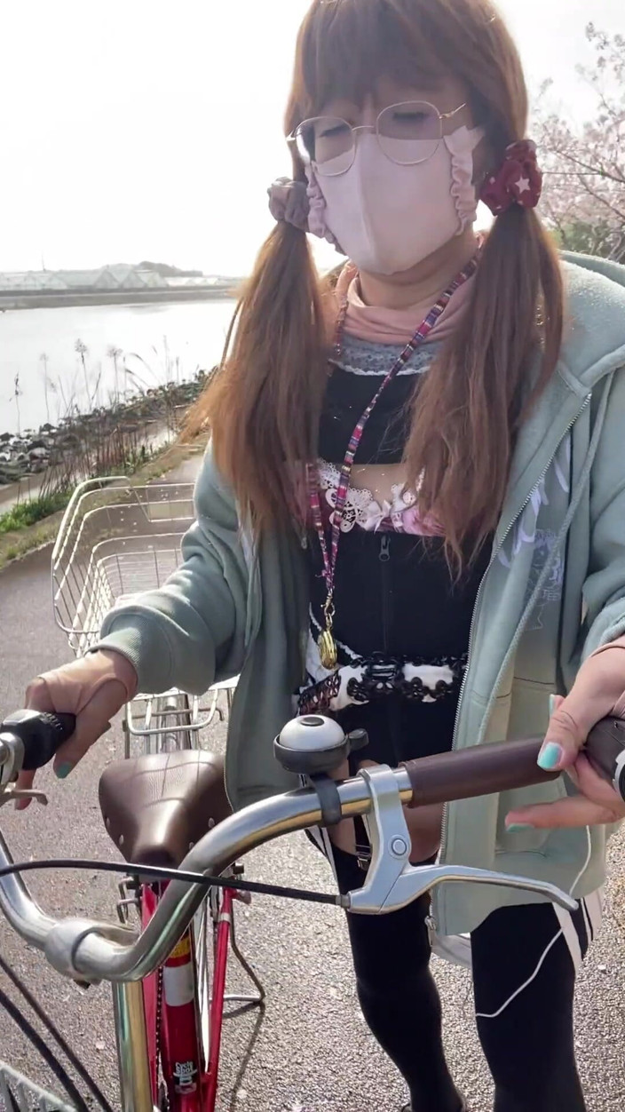 megu2002: No. 185 在堤坝上暴露我的阴户