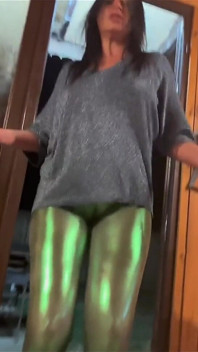 Tarian cameltoe berkilau mengusik
