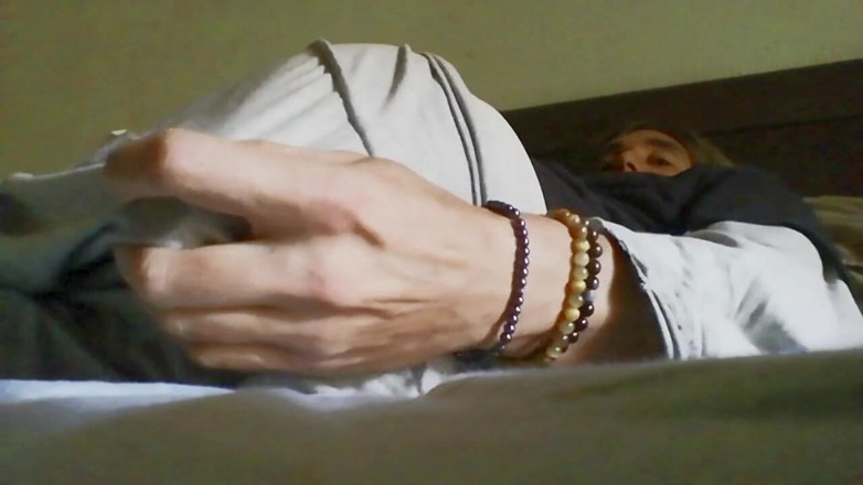Culopeke: Young man pleasures himself in his bed