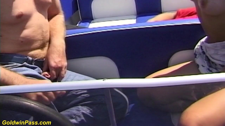 Goldwin pass: L'arrapata coppia tedesca ama il sesso all'aperto in barca