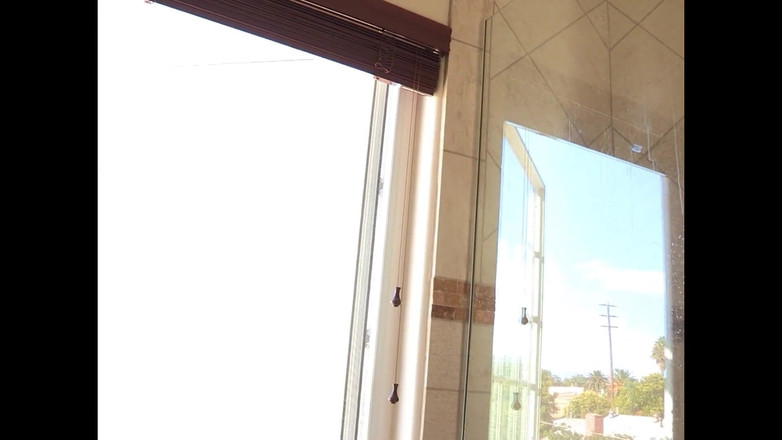 LESBIANS Accademy: Lesbické přítelkyně sdílejí masivní dildo v posteli