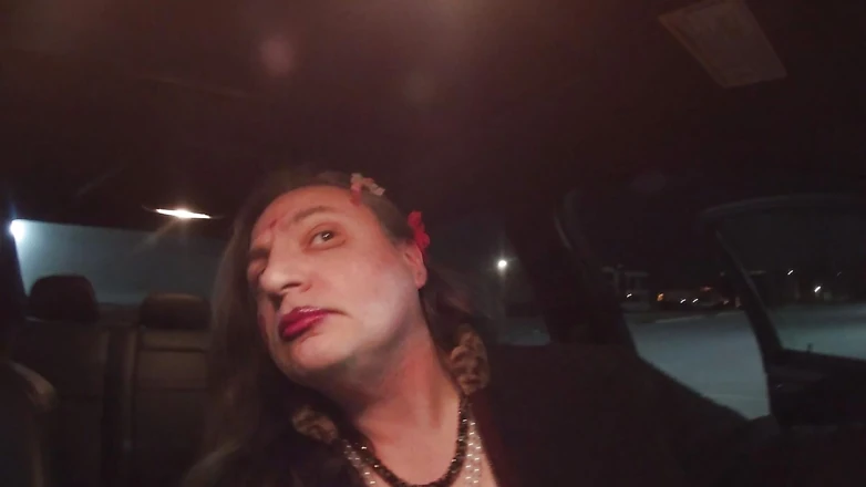 JonasBen: 在户外的超级娘娘腔视频中的熟女 CD