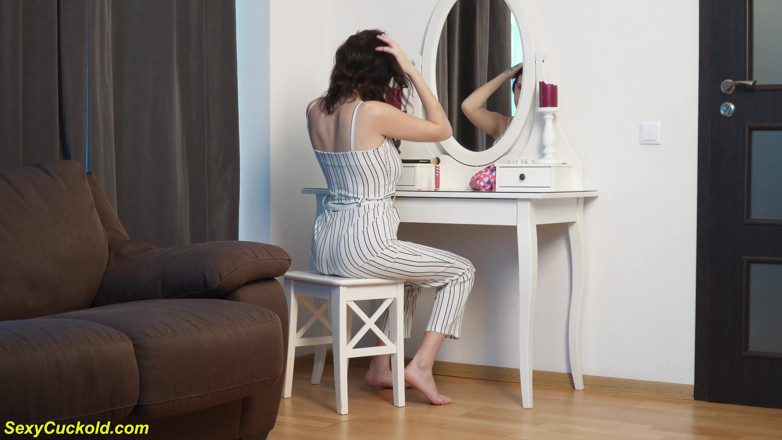 Sexy Cuckold: Sevimli büyük memeli genç kız büyük bir oyuncak deniyor