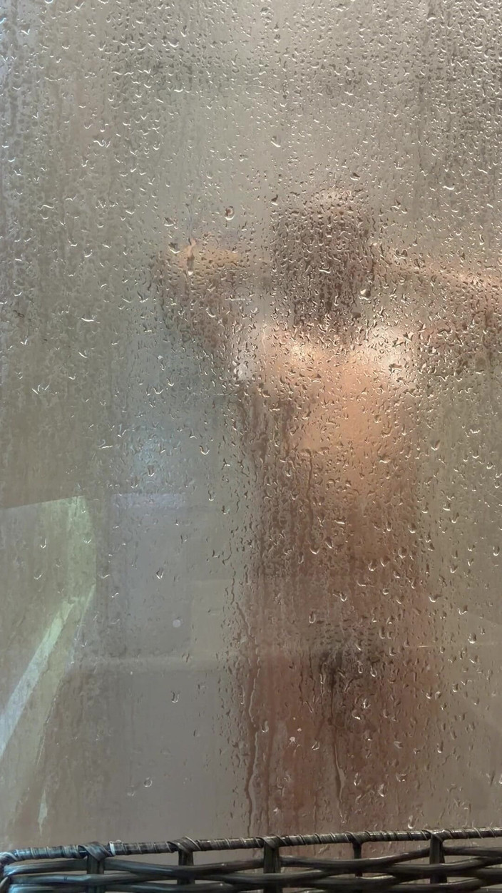 joanraay: Mein stiefbrudchen kam zu besuch und ließ die tür offen,...