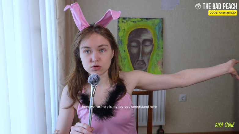 Kira Stone: Готово! Природно. Я дивлюся на іграшку в костюмі кролика. Поганий персик))))))