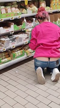 La pazza Rebeca Addams in jeans ed un culo al supermercato