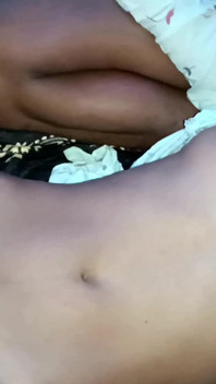 Cowok berondong ini lagi asik ngentot memek geeta si kakak ipar india