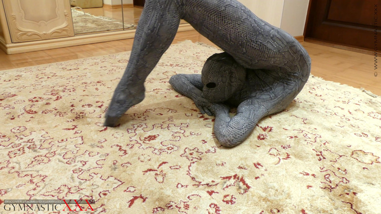 Gymnastic: Schlangenkönigin im spandex-catsuit