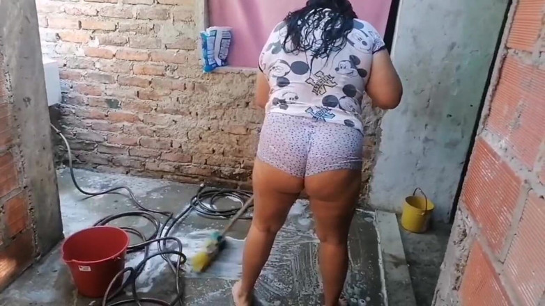 Adribella69: La cameriera lavora muovendo il suo culo grosso mentre la...