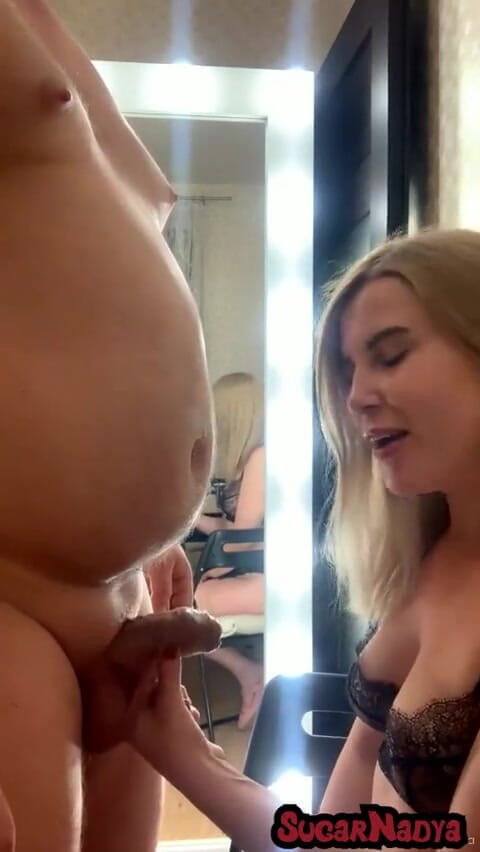 SugarNadya: 섹시한 란제리를 입은 SugarNadya, 고객의 자지를 빨아, 얼굴에 사정
