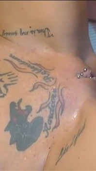 Matură sexy roșcată tatuată întinsă larg de o pulă paltonă în călărire sălbatică