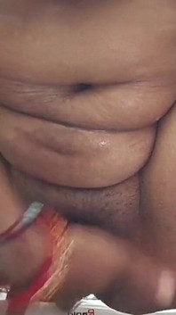 Elimi ve götümü genişlettim, elimi götüme soktum, çığlıklarım ortaya çıktı.