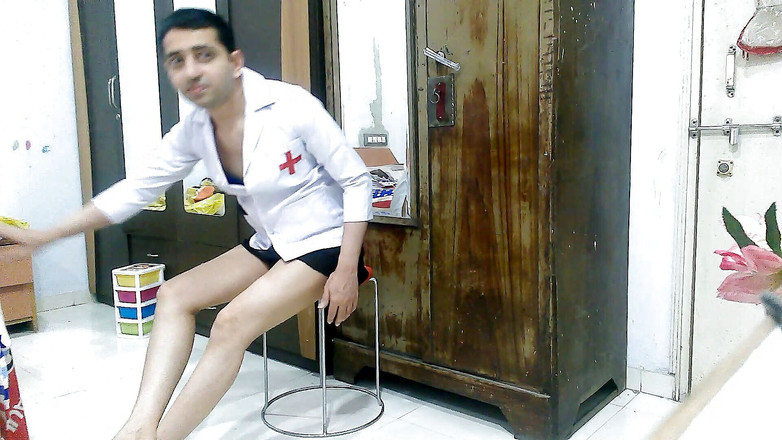 Cute & Nude Crossdresser: Transsexual efeminat sexy Femboy Sweet Lollipop care predă yoga în uniformă...