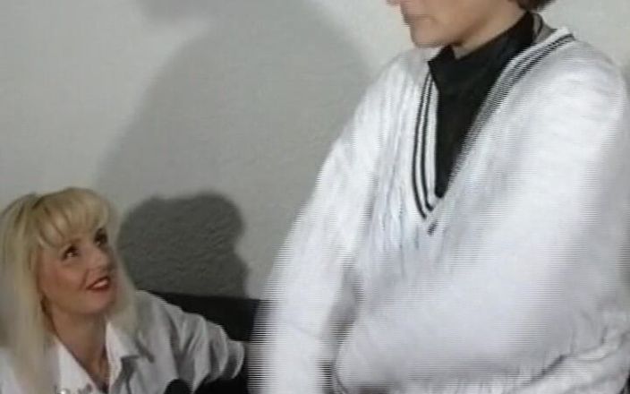German's Lesbian: जर्मन लेस्बियन अपने दोस्त के साथ खिलौना मस्ती कर रही है