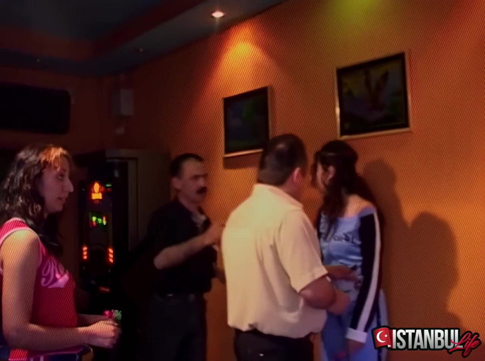 Istanbul life: Pembantu bar Turki mengongkek penaung mereka