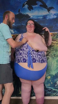 SSBBW 巨大な太った体型水着 ヘルプ付き